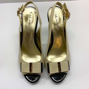 Ann Klein Two-Tone Patent Leather Cream and Black Bow Heels 7.5M